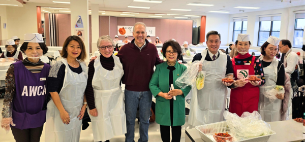 뉴저지한인상록회는 11.22일 뉴저지 레오니아 고등학교에서 '제4회 김치의 날'행사를 개최했다고 밝혔다. 사진 왼쪽에서 다섯번째가 차영자 회장.