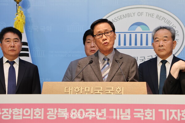 재외한국학교이사장협의회 이상철 회장이 폐교 위기에 처한 전세계 한국학교의 실상을 전하고 있다.  