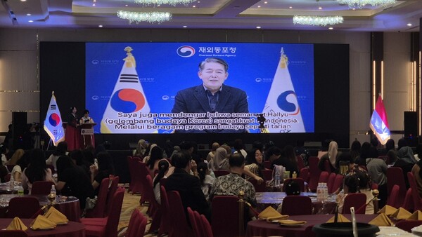 ‘2025 김치의 날’ 행사장에서 재외동포청 김경협 청장의 영상 축사가 대형 스크린을 통해 상영되고 있는 모습.