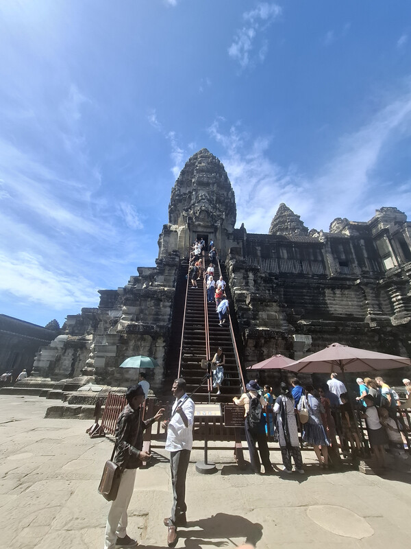 유네스코 등재 세계문화유산인 앙코르와트 사원을 오르는 외국인 관광객들 [박정연 재외기자]