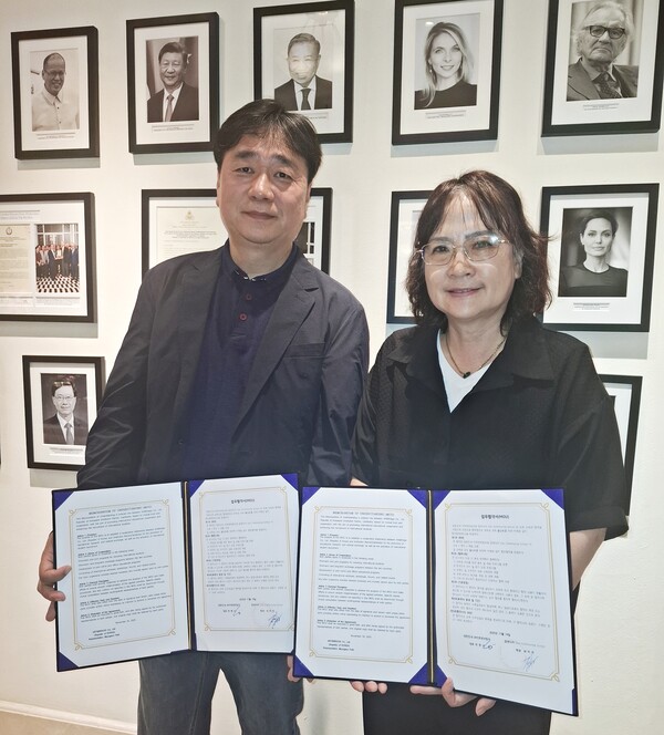 석미자 다일공동체 캄보디아 원장과 박명서 아트브릿지 대표가 지난 10월 19일 수도 프놈펜에서 유학생 교류 활성화를 위한 업무협약을 체결했다. [박정연 재외기자]