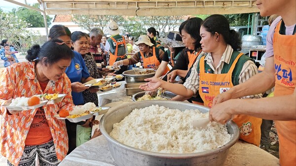 최일도 목사가 캄보디아 현지에 설립한 다일공동체에서 현지 주민들을 대상으로 무료급식 사역인 밥퍼 사랑 나눔을 실천하고 있다. [다일공동체]