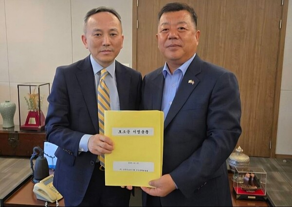 ​지난 11월 26일 정명규 캄보디아한인회장이 박일 재외국민보호대표에게 여행경보 해체를 촉구하는 교민 서명지를 전달했다. [캄보디아비상대책위]​