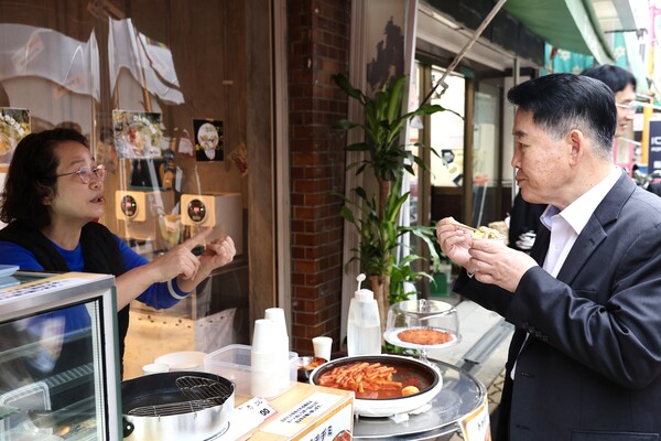 이쿠노 코리아타운 한인상인과 대화하는 김경협 청장