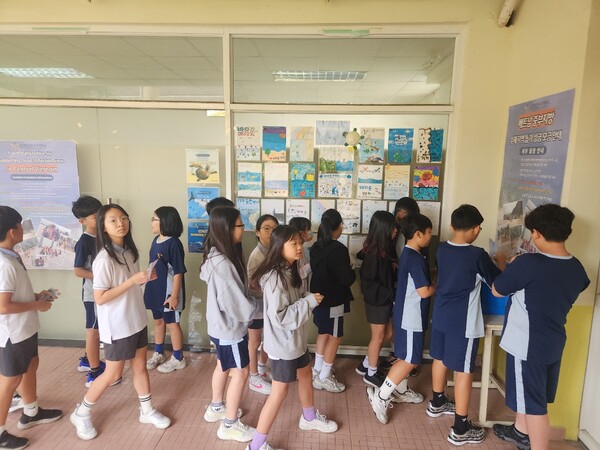 태풍 ‘갈매기’가 할퀴고 간 상처를 보듬기 위해 마련된 이번 행사에서 학교 구성원들은 단 하루 만에 240,000,000 VND이라는 놀라운 성금을 모았다