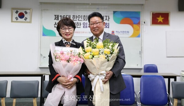 장은숙 하노이한인회장이 양모세 당선인과 기념촬영을 하는 모습. 