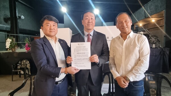 제39대 한인회장 당선증 수여받는 김범진 당선자(가운데)