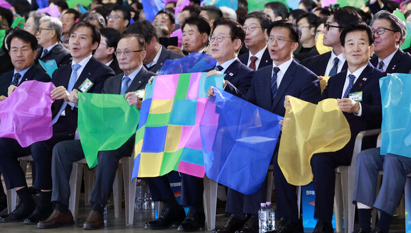 이재명 대통령이 2일 경기 고양시 킨텍스에서 열린 제22기 민주평화통일자문회의 출범회의에서 이해찬 수석부의장 등 참석자들과 '함께하는 다짐, 함께 부르는 평화' 대합창을 하고 있다. 오른쪽부터 정동영 통일부 장관, 방용승 사무처장, 이재명 대통령, 이해찬 수석부의장, 조국혁신당 조국 대표, 진보당 윤종오 의원. [대통령실]