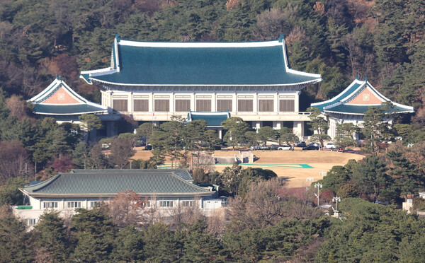용산 대통령 집무실을 청와대로 옮기는 이사 작업이 착수됐다. 8일 서울 종로구 정부서울청사에서 바라 본 청와대. [연합뉴스]