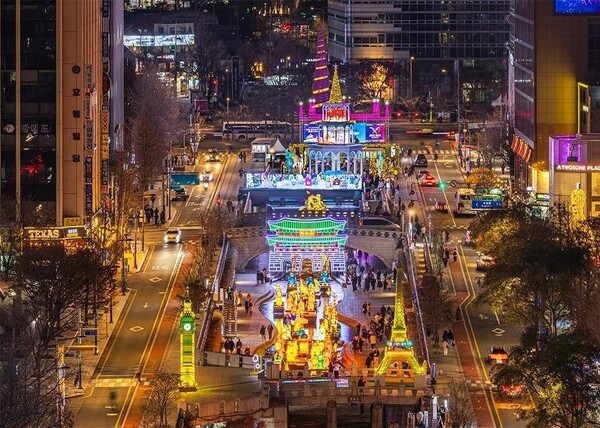 ‘윈터 서울’의 매력을 한껏 발산하는 2025년 서울 윈터 페스타(Seoul Winter Festa)가 새해 1월 4일까지 서울 도심 각지에서 펼쳐진다. 사진은 서울 광화문 일대. 