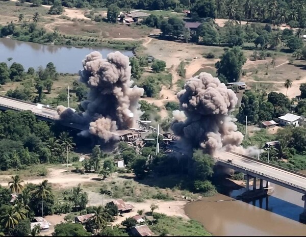 트럼프 대통령의 휴전 중재에도 불구, 태국 F-16 폭격기의 공격으로 파괴되고 있는 캄보디아 포삿주 '승리의 다리'교량의 모습. [현지 SNS 영상 캡쳐]