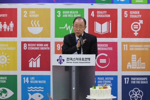 지난 11일 여의도 한국스카우트 홀에서 개최된 '2025유엔피스코 SDGs 대상 수상 축하 환영 및 의장단 송년 간담회'에서 반기문 전 UN사무총장이 축사를 하고 있는 장면.
