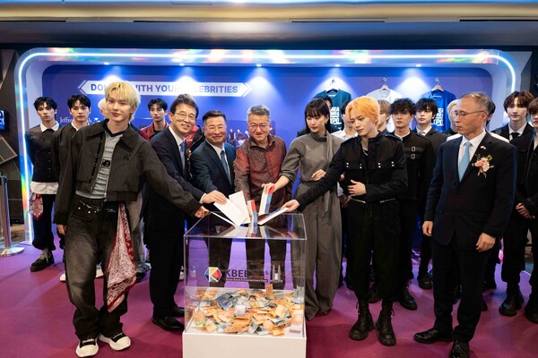 12월 12일 말레이시아 쿠알라룸푸르 선웨이 피라미드 컨벤션센터에서 열린 ‘2025 쿠알라룸푸르 한류박람회’ 개막식에서 강경성 코트라 사장(앞줄 왼쪽에서 세 번째), 강감찬 산업통상부 무역투자실장(앞줄 왼쪽에서 두 번째) 및 홍보대사 3인 등 주요인사들이 말레이시아 청소년 장학재단인 ‘제프리 치아 재단(Jeffrey Cheah Foundation)’에 기부금을 전달하고 있다.