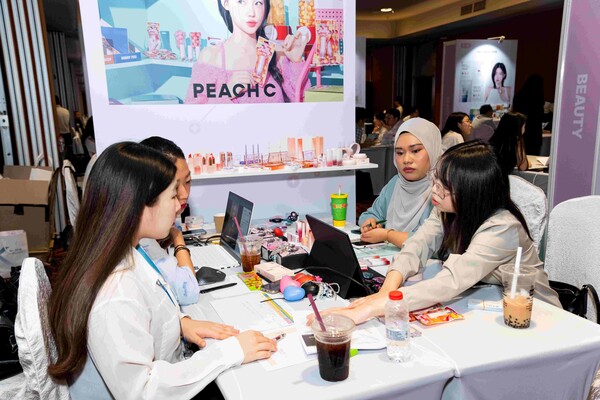 ‘2025 쿠알라룸푸르 한류박람회’ B2B 수출상담회에서 참가 국내기업과 현지 바이어가 수출 상담을 진행하고 있다.