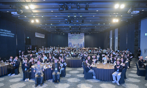 재외동포협력센터가 러시아·CIS 지역 현지 동포 장학생 72명을 초청, 12월 1일 서울 메이필드 호텔에서 개최한 '2025년 차세대동포 청년 5차 모국 초청연수' 개회식 모습. 