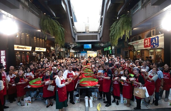 주태국 한국문화원은 한국의 김장문화와 한식을 널리 알리기 위해 12월 17일 방콕 한인상가 광장에서 ‘2025 김장하는 날’ 행사를 개최했다. 행사에는 태국 정부기관과 외교단을 비롯해 시민 250여 명이 참가했다.