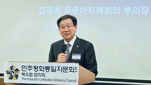 민주평통 유럽·중동·아프리카지역회의가 12월 8일 키르기스스탄을 시작으로 UAE, 폴란드, 독일, 스페인을 거쳐 17일 런던을 끝으로 제22기 출범회를 마쳤다. 사진은 6국7개 협의회 출범을 주도한 김점배 유·중·아지역 부의장.