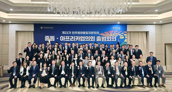 이번 민주평통 유·중·아 지역 출범회의에는 김광재 주키르기즈 대사, 박종경 주UAE 공사, 태준열 주폴란드 대사, 임상범 주독일 대사, 박영효 주바르셀로나 총영사, 김시운 주영 공사 등 각국 외교관들이 대거 참석했다. 