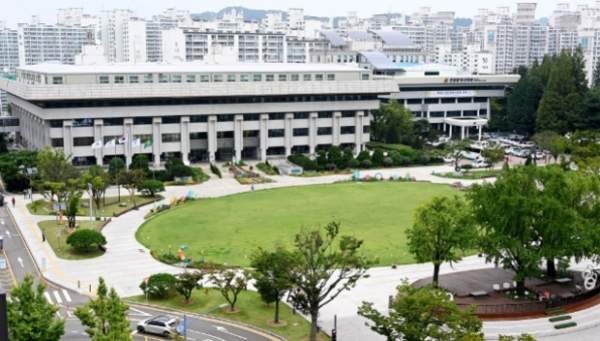 인천시 산하 인천외국인종합지원센터와 (사)인천의료기사연합회가 12월 19일 외국인 주민의 의료 접근성을 넓히고 건강복지를 증진하기 위한 업무협약(MOU)을 체결했다. 사진은 인천시청 전경