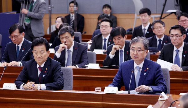 조현 외교부 장관(오른쪽)이 19일 정부서울청사 별관에서 열린 외교부(재외동포청)·통일부 업무보고에서 발언하고 있다. 조 장관 왼쪽은 정동영 통일부 장관. [연합뉴스]