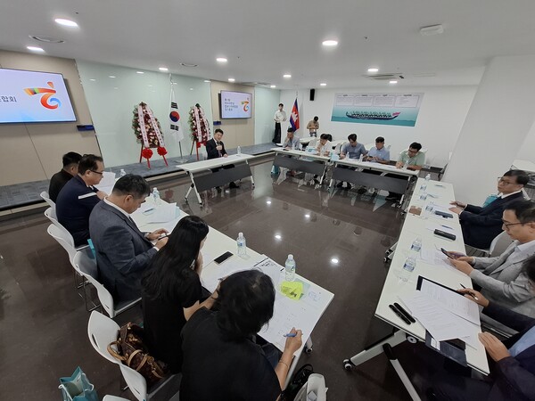 지난 12월 18일 홍승균 회장 주재로 열린 캄보디아한인상공인협회 정기총회 회의 모습. [박정연 재외기자]