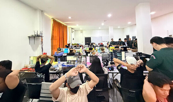 지난 12월 18일 코리아 전담반과 현지 경찰의 급습으로 체포된 한국 온라인 사기 범조 조직원들 [크메르 타임스]