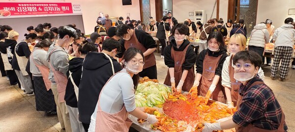 '제6회 김장체험 & 김치나눔 행사’에는 재중 한국 유학생을 비롯, 외국 유학생과 중국 현지 학생들도 참가했다. 