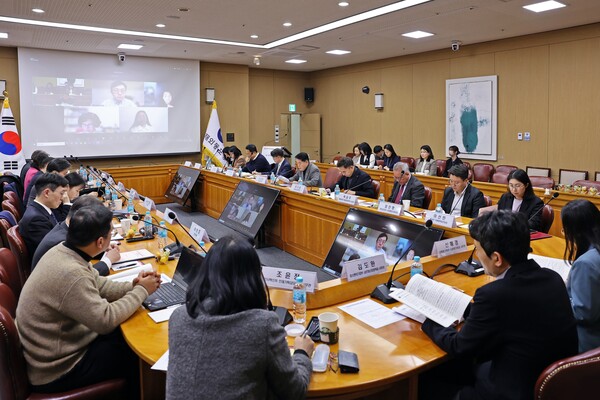 재외동포정책실무위원회에서는 재외동포 인증제 도입, 동포 DB 시스템 구축, 재외선거 실질적 개선, 세계한인대회 신설, 동포청년 인재 유치, 한상경제권 구축 등의 정책에 대한 심의를 진행했다. 