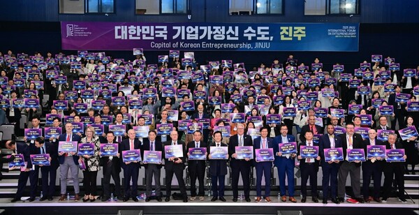 지난해 10월26~28일 경남 진주에서 전 유엔총회 의장, 피터 드러커 경영대학원장 등 28개국의 기업가, 학자, 정책가들이 한자리에 모였다. 사진은 진주시와 진주 K기업가정신재단이 공동 주최한 ‘진주 K기업가정신 국제포럼’에서 참가자들이 기념촬영을 하는 모습. 이 포럼에서 김기찬 세계중소기업학회 회장은 '창조와 혁신 라운드테이블 세션'의 좌장을 맡아 토론을 이끌었다. [진주 K기업가정신재단] 