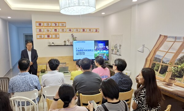 이원근 프놈펜한국국제학교 이사 겸 부영크메르사장이 찾아가는 학교 소개의 날 행사에 앞서 인사말을 하고 있다. [박정연 재외기자]