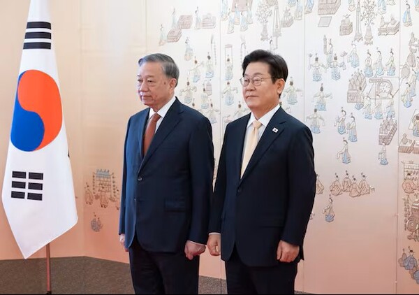 이재명 대통령이 지난해 8월 11일 서울 용산 대통령실 청사에서 국빈 방한한 또 럼 베트남 당서기장과 기념촬영을 하고 있다. /대통령실 제공