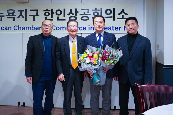 제 23대 회장으로 선출된 문 조 회장(오른쪽에서 두번째)과 김승, 이전구, 이명석 전 회장(왼쪽부터)