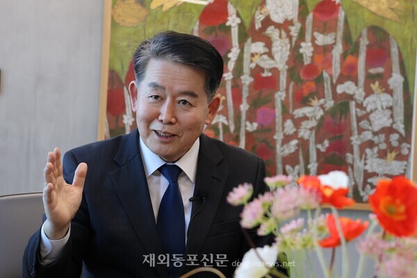 취임한지 약 4개월을 맞이한 김경협 재외동포청장이 지난 1월2일 인천 송도 재외동포청에서 본지와 신년 첫 언론 인터뷰를 하는 모습. [황복희 기자]   