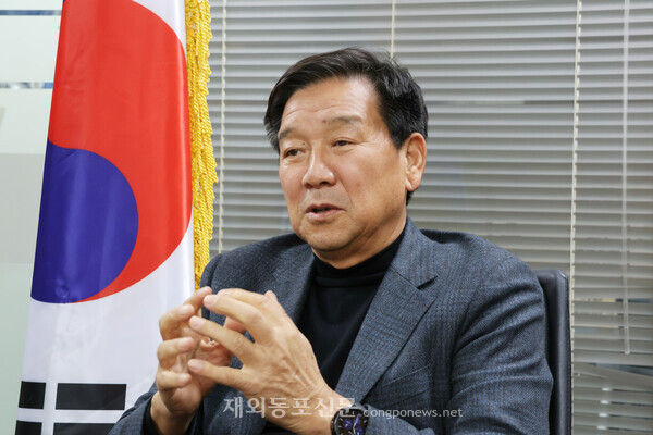 김점배 민주평통 유럽·중동·아프리카지역회의 부의장을 지난 12월 29일 서울 서초구 유엔피스코 사무실에서 인터뷰했다. 