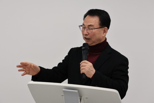 세계 각지에서 어려움에 처한 한인들을 구조해온 사단법인 한인구조단 권태일 이사장이 이번에는 사람을 넘어 '땅'으로 시선을 돌렸다. ‘월드 아이들 랜드 네트워크’ 준비위원장을 맡아 지난 9일 2차 발기인 모임에서 모두발언을 하는 모습.   