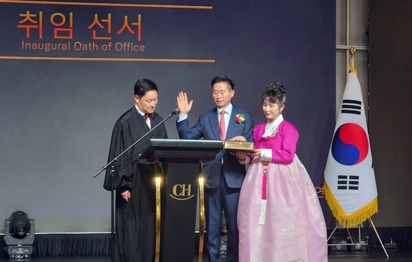 9일 서정일 미주한인회총연합회 총회장이 조지아주 애틀랜타에서 개최된 취임식에서 선서를 하고 있는 장면.