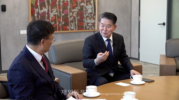 재외동포신문 박철의 대표와 신년인터뷰 하는 김경협 재외동포청장.