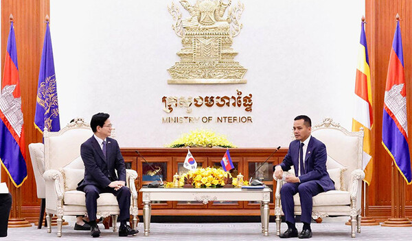 김창룡 주캄보디아한국대사가 지난 1월 14일 캄보디아 써 소카 부총리 겸 내무부장관과 만나 양국간  수사 협력을 위한 논의를 하고 있다. [주캄보디아대한민국대사관]