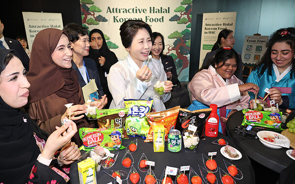 지난해 11월 이재명 대통령과 아랍에미리트(UAE)를 국빈 방문한 김혜경 여사가 아부다비 주UAE한국문화원에서 열린 할랄 K-푸드 홍보행사에 참석한 모습. [연합뉴스]