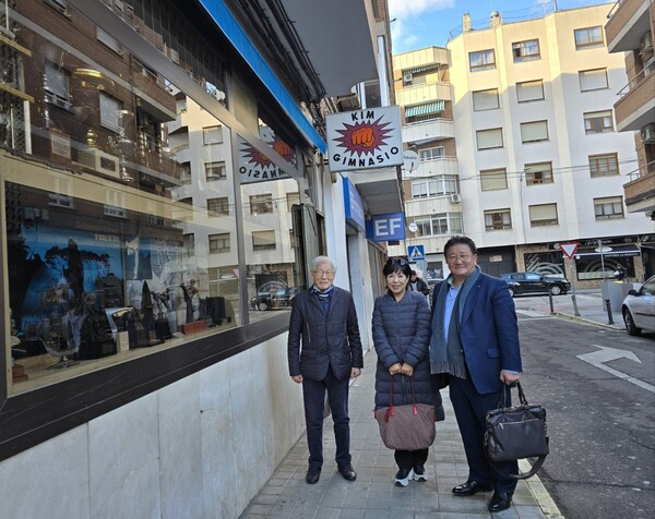 (좌측부터) 권영호 인터불고 회장, 김희정 기자, 김영기 유럽한인총연합회장.