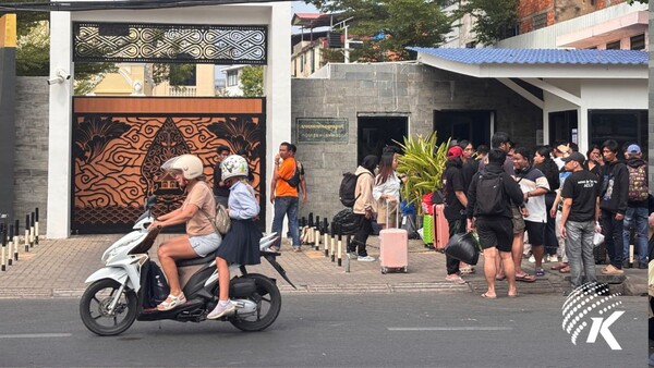 프놈펜 주재 자국 대사관 앞에 몰린 인도네시아 온라인 범죄자들. 16~19일 사이 900명 이상이 몰랐다고 현지 매체는 전했다. [현지매체 Kiripost]