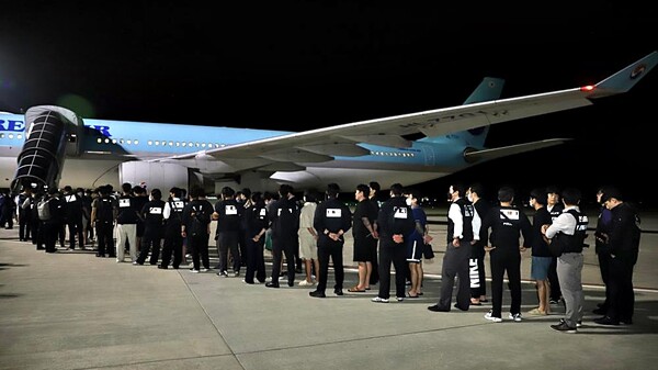 지난 10월 18일 새벽(현지시각) 한국인 온라인 범죄자 64명이 캄보디아 떼쪼국제공항에서 대한항공편을 통해 압송되고 있다. [캄보디아국영통신]