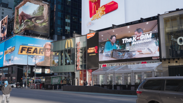 ‘김(K-GIM)’의 안전성과 혁신을 담은 글로벌 다큐멘터리 ‘The K-GIM Revolution’이 MBC America를 통해 1월 28일 미국 전역에 공식 공개된다. 방송공개를 기념해 뉴욕 타임스퀘어 중심부 ‘골든 빌보드‘에서도 다큐멘터리 홍보 영상이 1월 20일부터 1월 26일까지 송출된다.