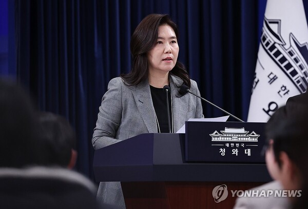 22일 청와대 춘추관에서 '캄보디아 스캠조직원 송환' 브리핑을 하고 있는 강유정 대변인.(사진=연합뉴스)