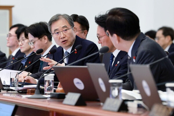 조현 외교부 장관이 1월 20일 청와대에서 열린 국무회의에서 이재명 대통령의 질문에 답하고 있다. [연합뉴스]