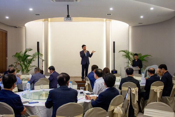 서원호 미얀마한인회장이 신년 운영윈원회 회의에서 인사말을 하고 있다. 