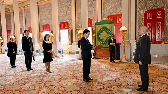 지난해 12월 30일 왕궁 왕좌 홀(Throne Hall)에서 김창룡 대사(가운데)가 노로돔 시하모니 국왕에게 신임장을 제정하고 있다. [캄보디아왕실 홈페이지]
