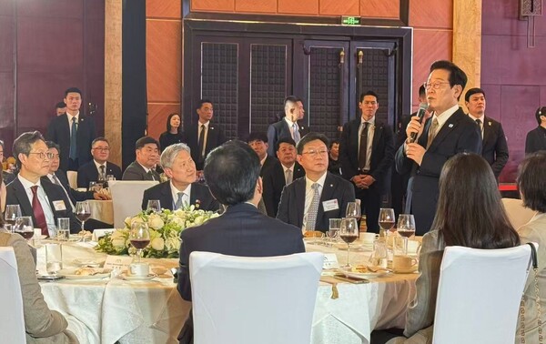 이재명 대통령이 지난 1월 4일 베이징의 한 호텔에서 재중 교민들과 간담회에서 발언을 하고 있는 장면.(사진, 이재명 대통령 오른쪽 부터 서만교 부의장, 노재헌 대사)