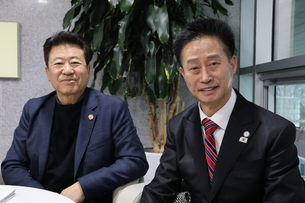 재외국민 전자투표 및 우편투표 제도 도입을 위한 공직선거법 개정안 입법 촉구를 위해 2월4일 국회를 방문한 서정일 미주총연 회장(오른쪽)과 송폴 이사장.  [황복희 기자]  