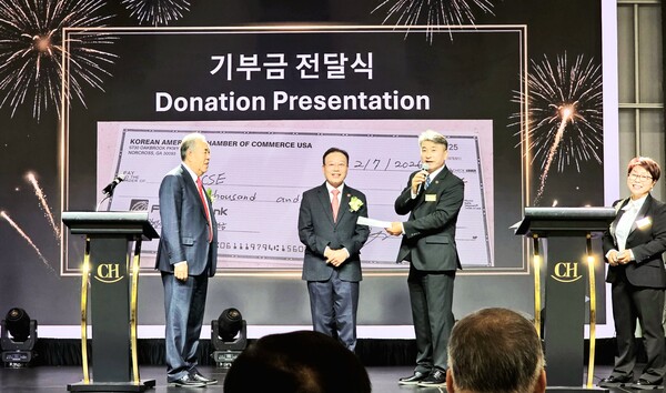 황병구 연합회장이 1만 달러를 기부했다.